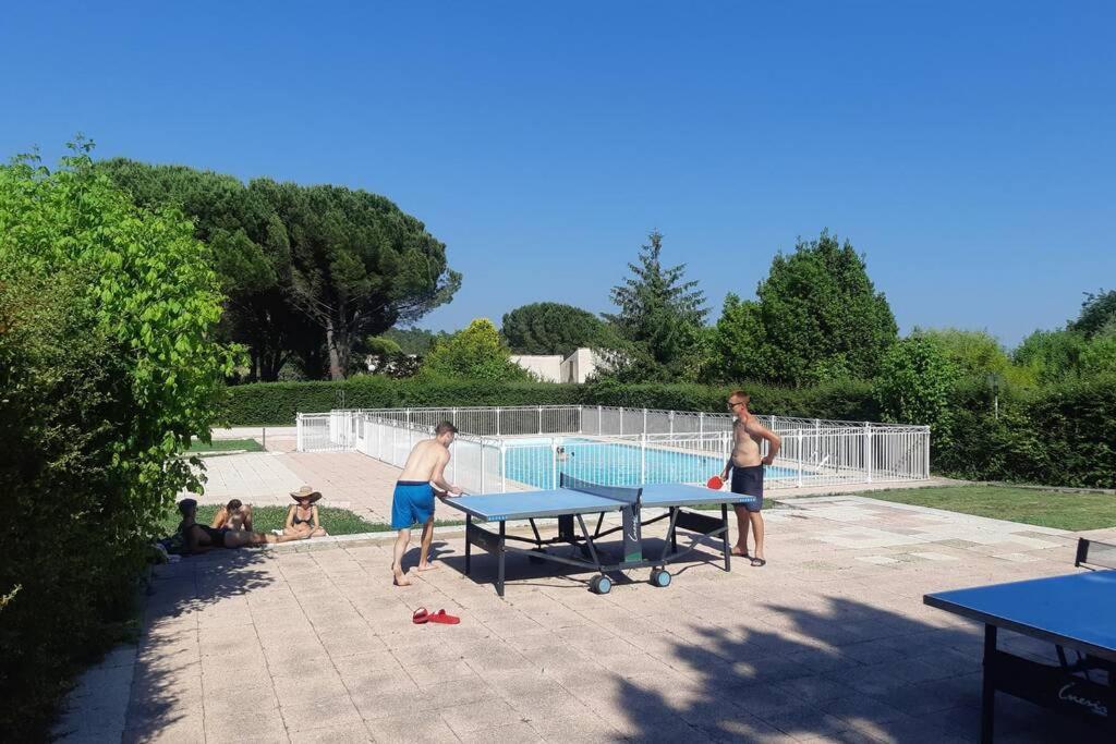 Mazet Dans Residence Avec Piscine Bagnols-en-Forêt Exterior foto