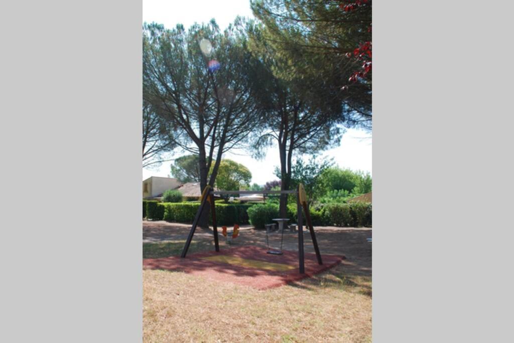 Mazet Dans Residence Avec Piscine Bagnols-en-Forêt Exterior foto