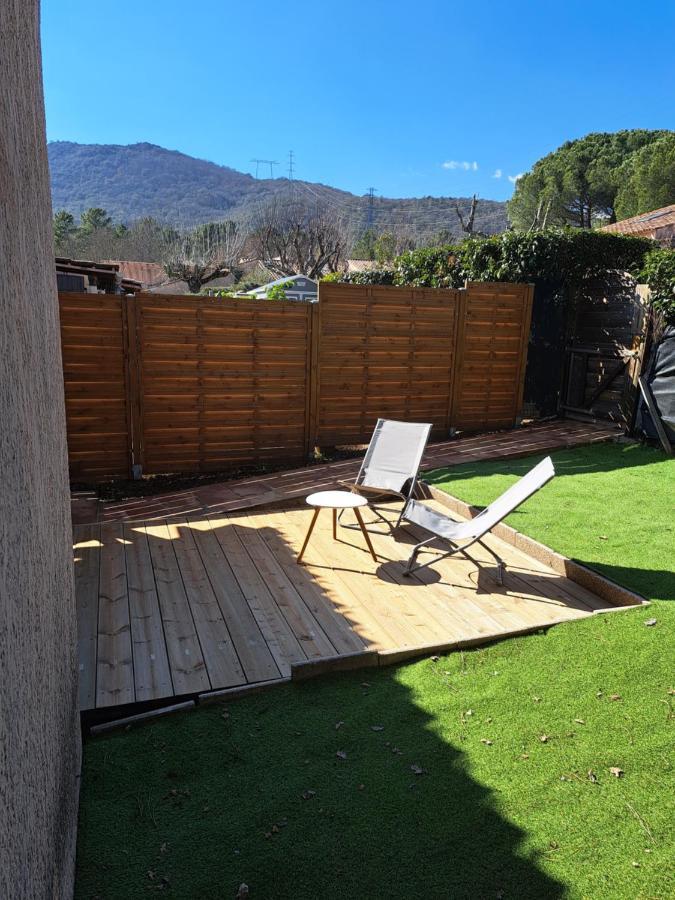 Mazet Dans Residence Avec Piscine Bagnols-en-Forêt Exterior foto